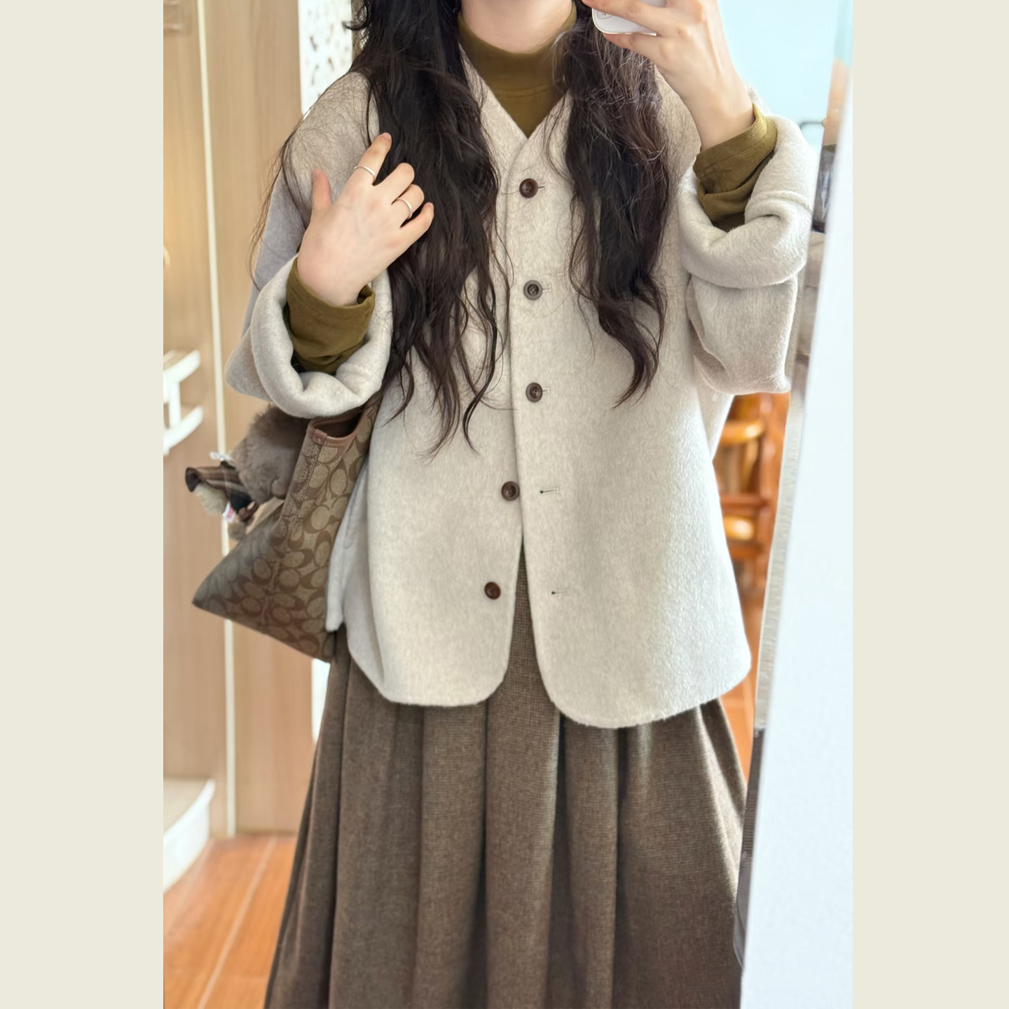 韩系简约米白色V领毛呢外套