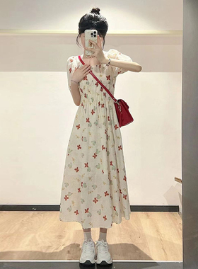 温柔风红色碎花连衣裙女夏季收腰2024新款法式泡泡袖方领显瘦长裙
