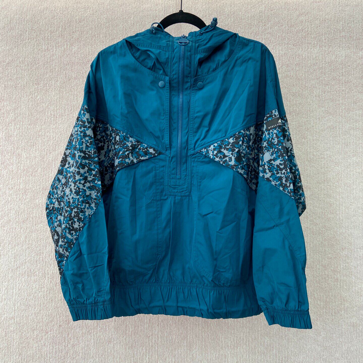 老钱风/阿迪达斯 stella 女子半拉链款运动休闲梭织连帽外套