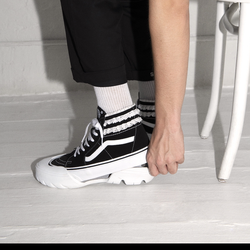 板鞋范斯休闲系带高帮女子