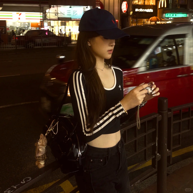 阿迪达斯女子轻薄款时尚休闲T恤