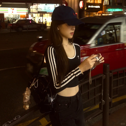 阿迪达斯女子轻薄款时尚休闲T恤