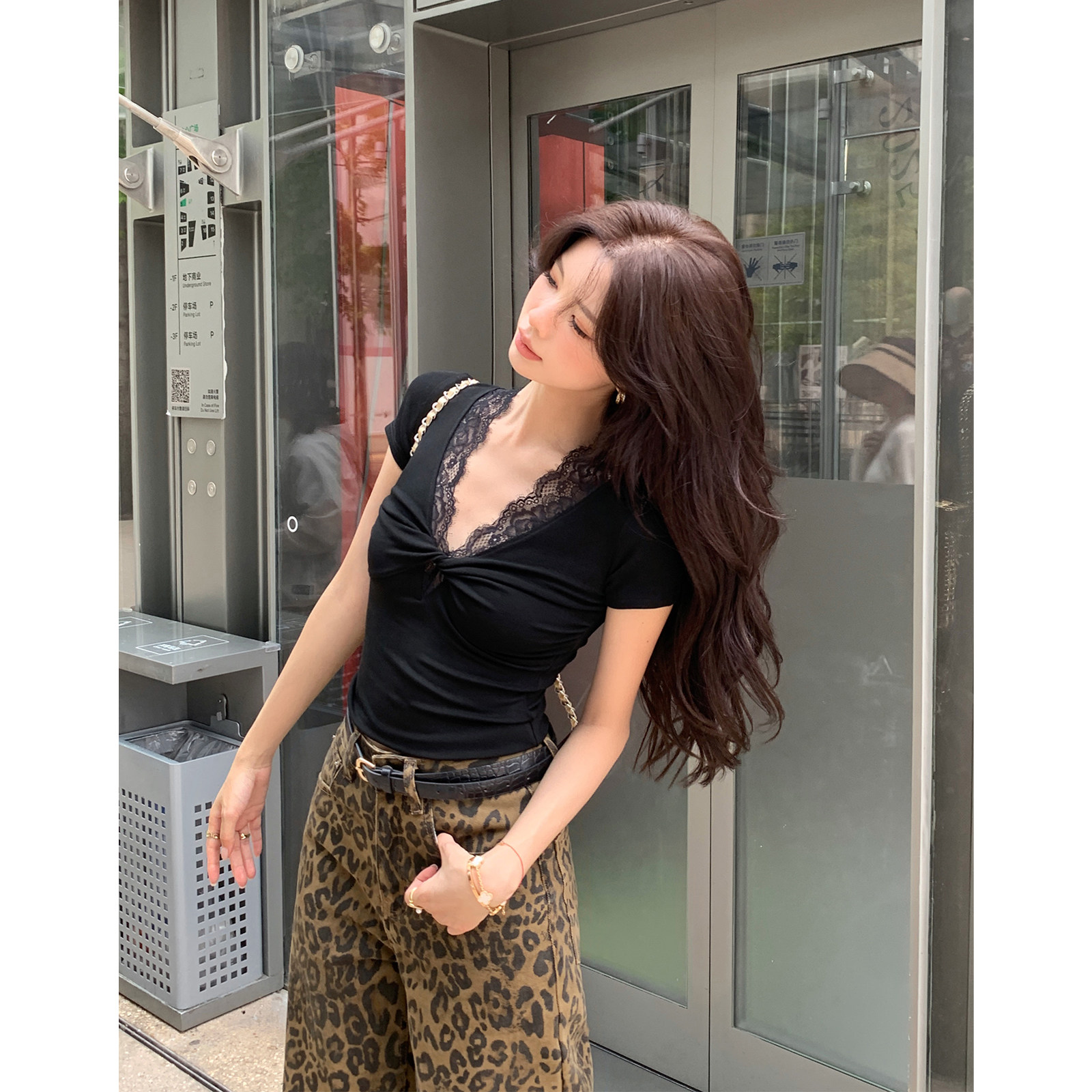 萝力飒 欧美风V领胸前扭结蕾丝花边短袖t恤女夏修身显瘦打底上衣