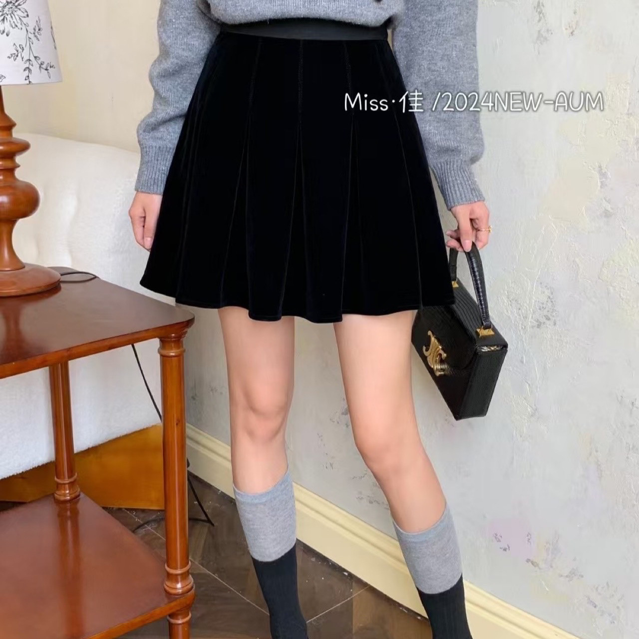 高级感美式黑色金丝绒短裙高腰显瘦百褶半身裙女秋冬款减龄Ａ字裙