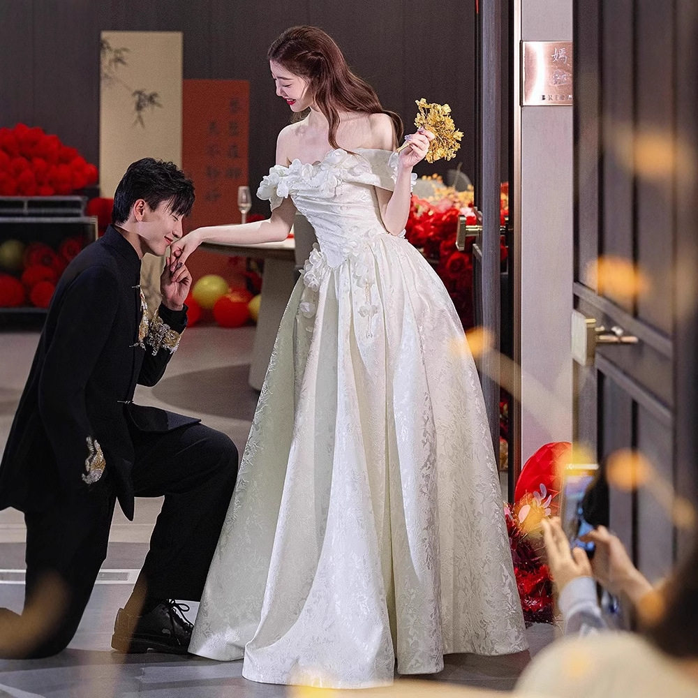 一字肩新娘结婚敬酒服2025新款出门纱订婚礼服旅拍轻婚纱连衣裙