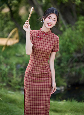 红色格子旗袍2025年新款夏季素雅复古年轻款改良连衣裙女