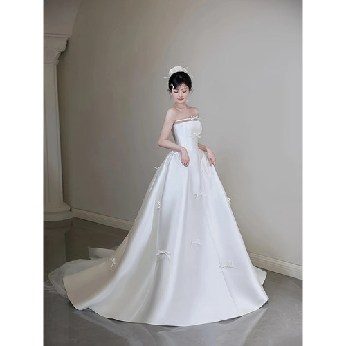 缎面抹胸高级感轻婚纱新娘结婚法式出门纱轻奢白色简约小拖尾礼服