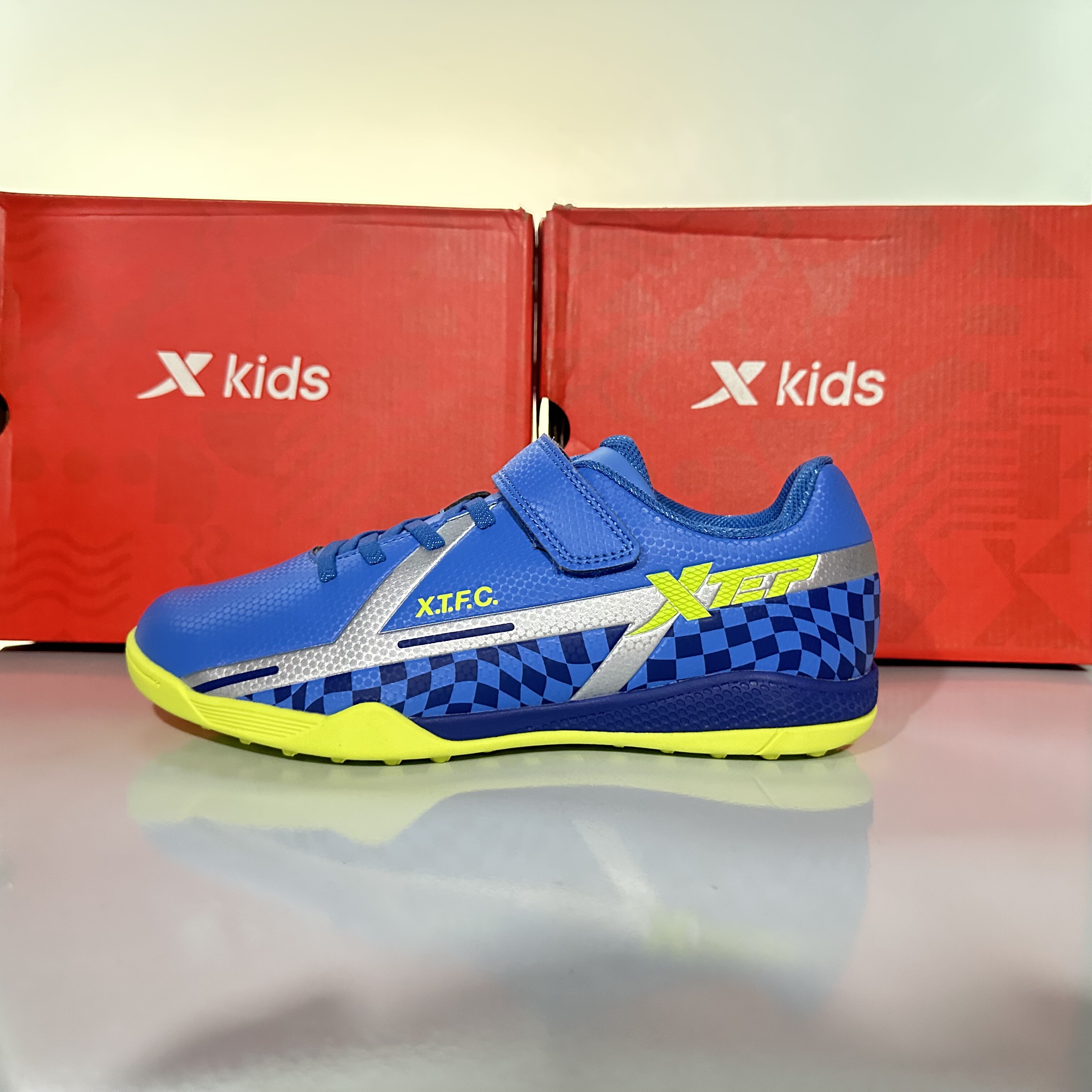 特步正品儿童大童款春秋季魔术贴耐磨百搭运动足球鞋677415184001