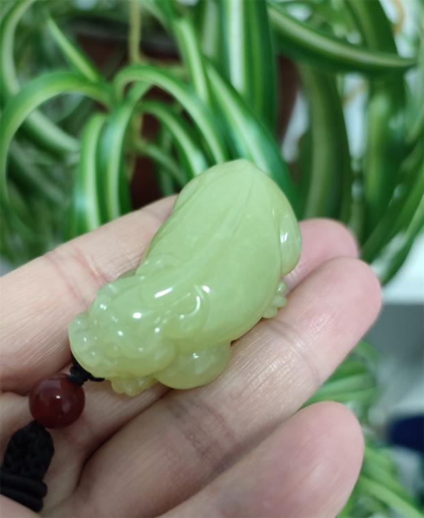 和田玉貔貅吊坠若羌黄口料
