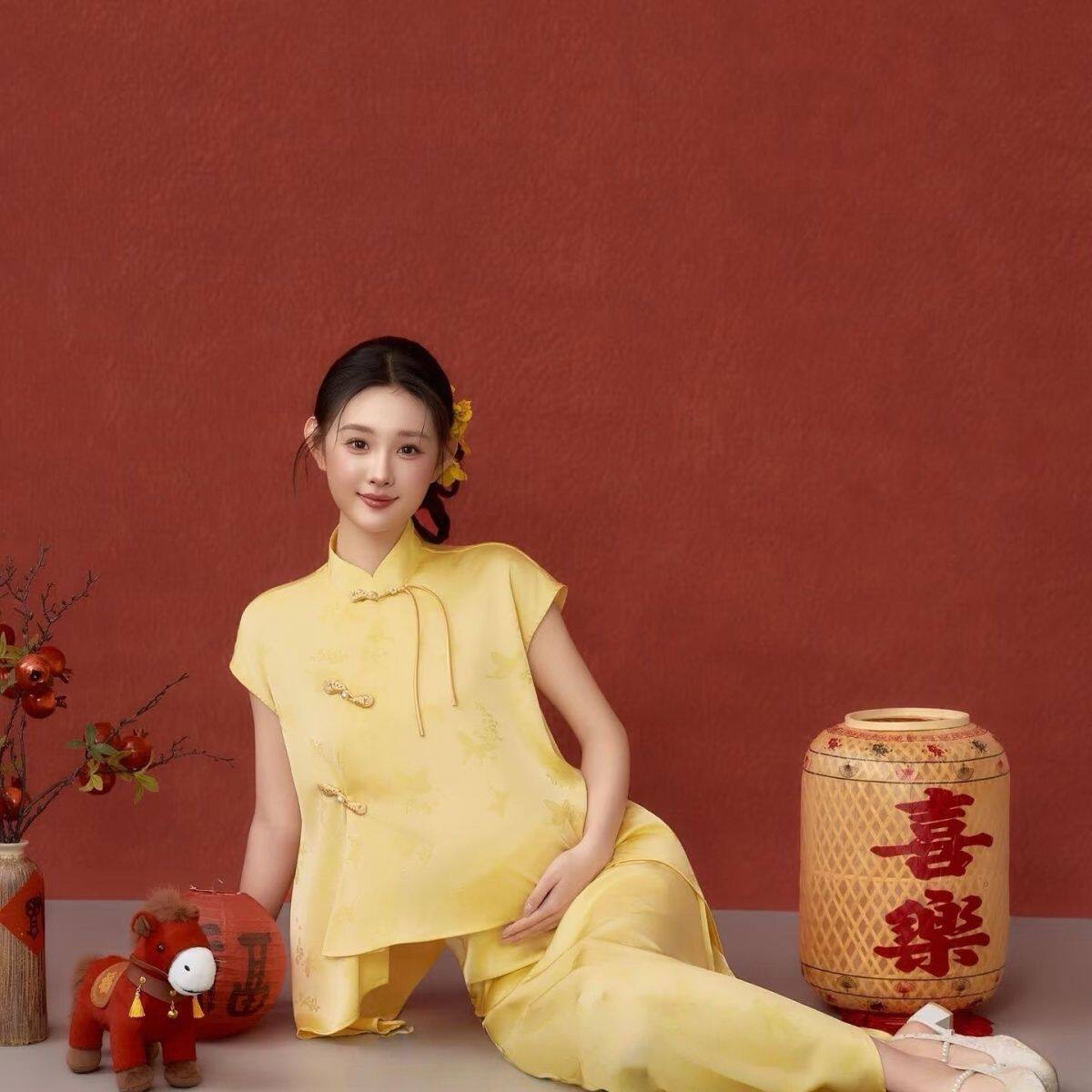 孕妇拍照服装锦鲤喜庆新年2026新款影楼拍照主题黄色孕妈照相衣服