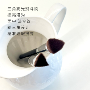 哪里凹陷刷哪里 三角高光熨斗刷提亮泪沟面中法令纹化妆刷遮瑕