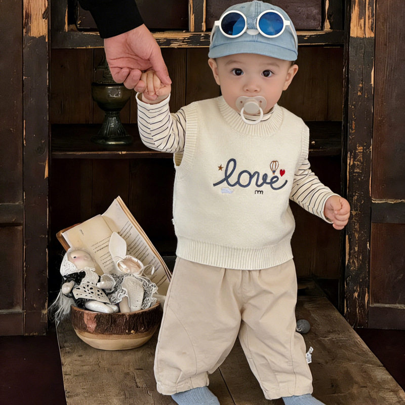 2026韩版儿童可爱风针织马甲套装秋季男宝宝字母印花背心两件套