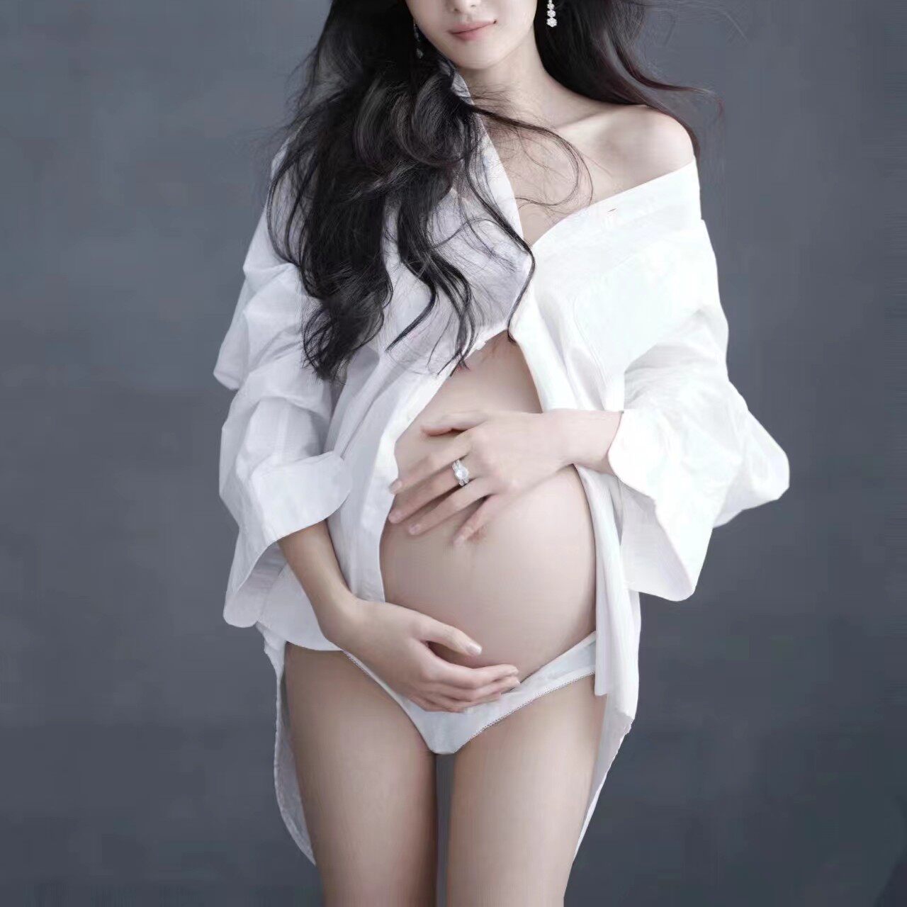 출산 사진 흰색 셔츠 섹시한 순수한 욕망 홈 스타일 사진 스튜디오 임신 엄마 사진 배꼽 사진 셔츠
