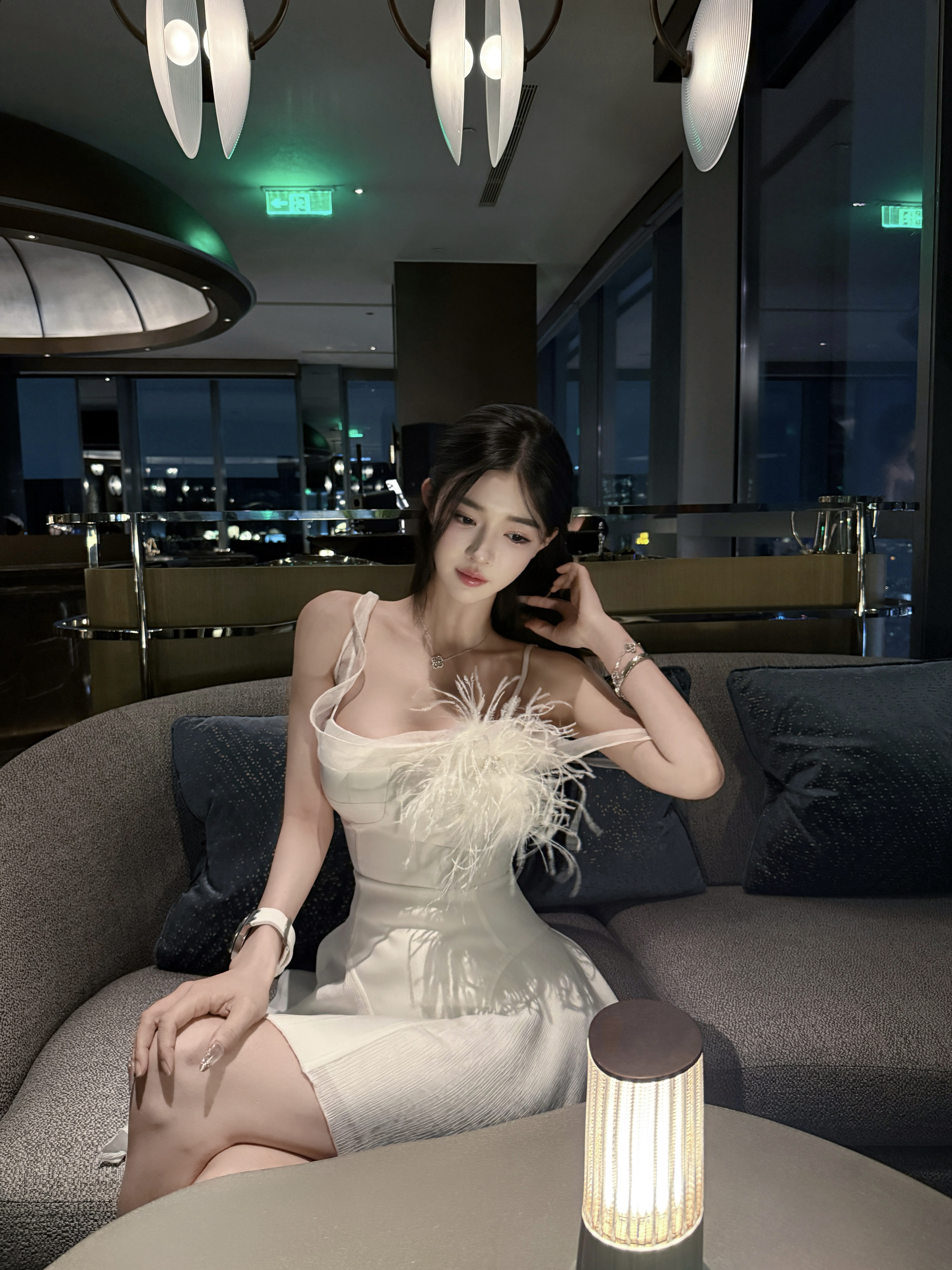 LOCK KK小说女主纯欲鸵鸟毛收腰不规则下摆吊带连衣裙生日礼服