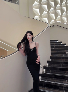 LOCK KK富贵蓝宝石 皱褶感深V低胸 紧身腰臀比吊带连衣裙