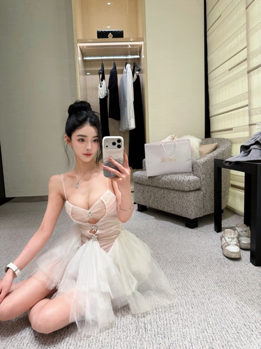 LOCK KK 矜贵白天鹅珠光闪片微透感吊带不规则蓬蓬裙连衣裙女