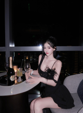 LOCK KK女神气质性感鸵鸟毛一字领露肩飘带不规则黑色吊带连衣裙