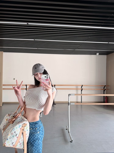 LOCK KK巨凹身材拉伸比例时髦辣妹老钱镂空针织短袖上衣