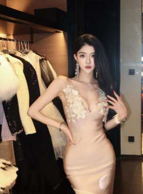 LOCK KK立体刺绣花朵吊带深v性感绑带连衣裙秋冬修身显瘦包臀短裙