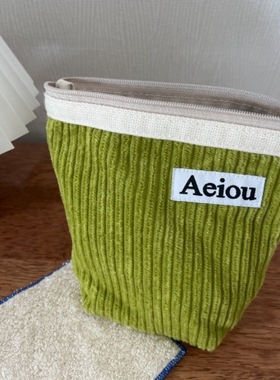 Aeiou韩国小众设计师品牌橄榄绿条绒姨妈巾收纳灯芯绒口红化妆包