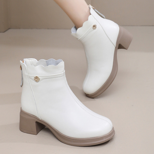 秋冬季真皮短靴女粗跟中跟舒适不累脚加绒防滑妈妈棉鞋大码女靴子