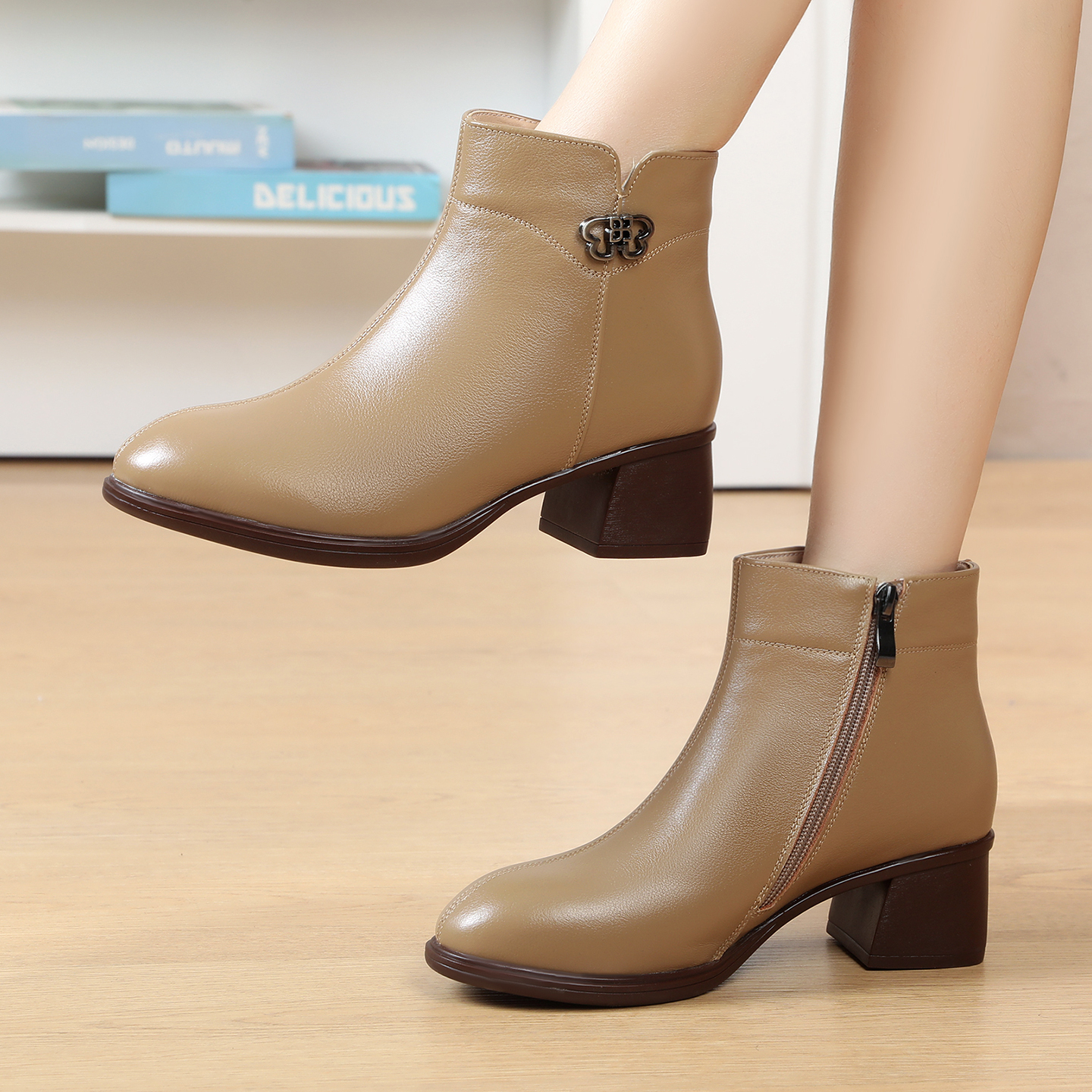 真皮妈妈鞋子短靴秋冬季女鞋中年中跟软底加绒皮鞋棉鞋大码女靴子