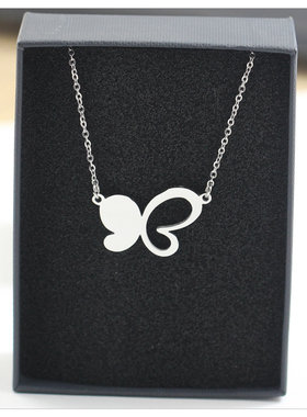 镂空大蝴蝶吊坠项链女2026新款轻奢锁骨链配饰高级感百搭轻奢颈链
