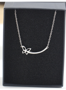 长条蝴蝶吊坠项链女款2026新款轻奢高级感简约锁骨链配饰品毛衣链