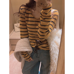 Yukiss 修身显瘦绒感条纹长袖t恤上衣女冬韩系V领时髦内搭打底衫