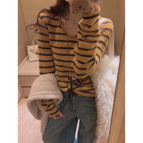 Yukiss 修身显瘦绒感条纹长袖t恤上衣女冬韩系V领时髦内搭打底衫