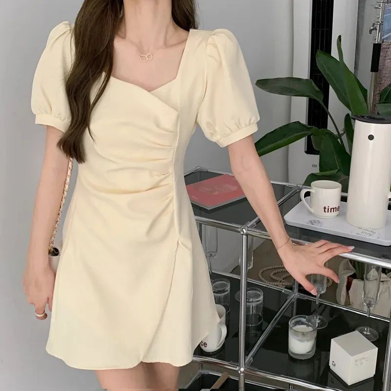 法式方领褶皱泡泡袖不规则连衣裙女夏新款小个子收腰显瘦裙子