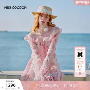 MISSCOCOON可可尼木耳边蕾丝娃娃裙女2026春新款一字肩印花连衣裙