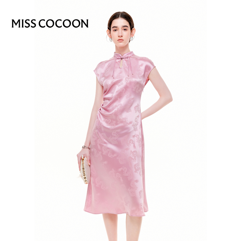 MISSCOCOON【赋美东方】24夏季新款新中式龙纹醋酸抽褶修身连衣裙-封面