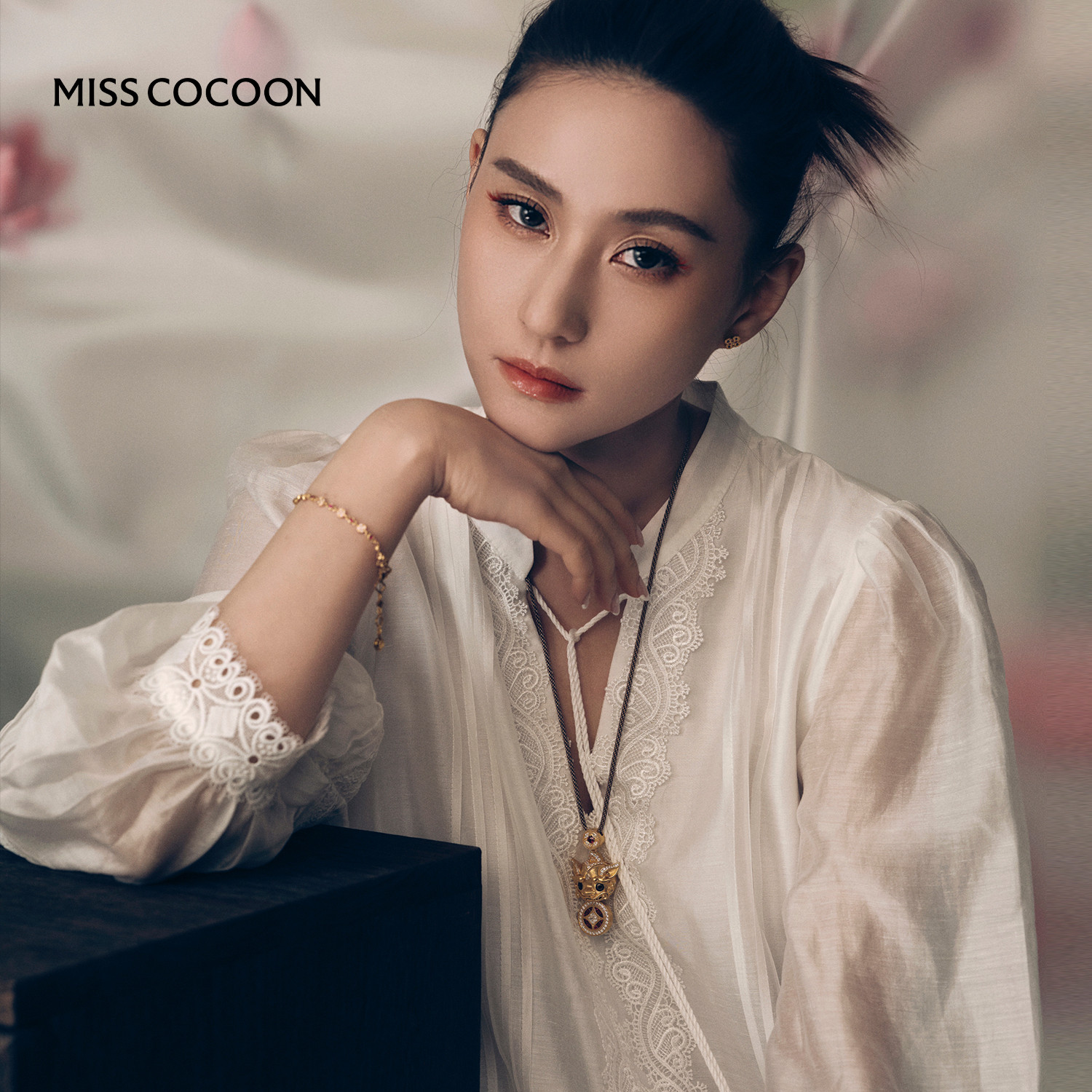 何超莲同款可可尼V领长袖白色裙子女26春新款清新莱赛尔连衣裙