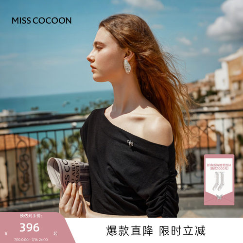 MISS COCOON可可尼女款法式设计感斜肩上衣2026夏季新款黑色短袖