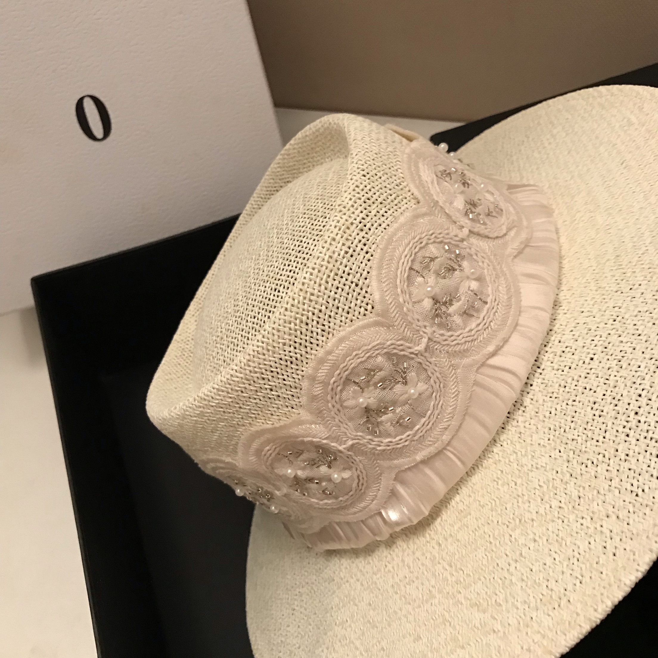 2026新款法式蕾丝包边百搭草编平顶礼帽女夏天出游遮阳大沿草帽潮