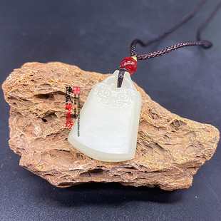 新款青白色玉兽面无事牌小牌子颈饰挂件男女款包坠手机坠保平安玉