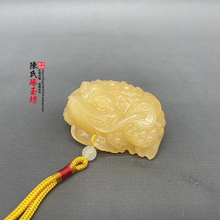 黄玉金蟾小摆件招财玉蟾手把件挂件文玩玉石蟾余玉坠子钱串子玉