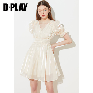 DPLAY夏新款温柔少女杏仁奶白贝母光泽欧根纱泡泡袖连衣裙