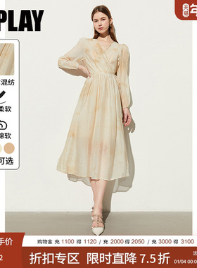 DPLAY夏度假风灰色交叠V领泡泡长袖腰部系带设计A字连衣裙