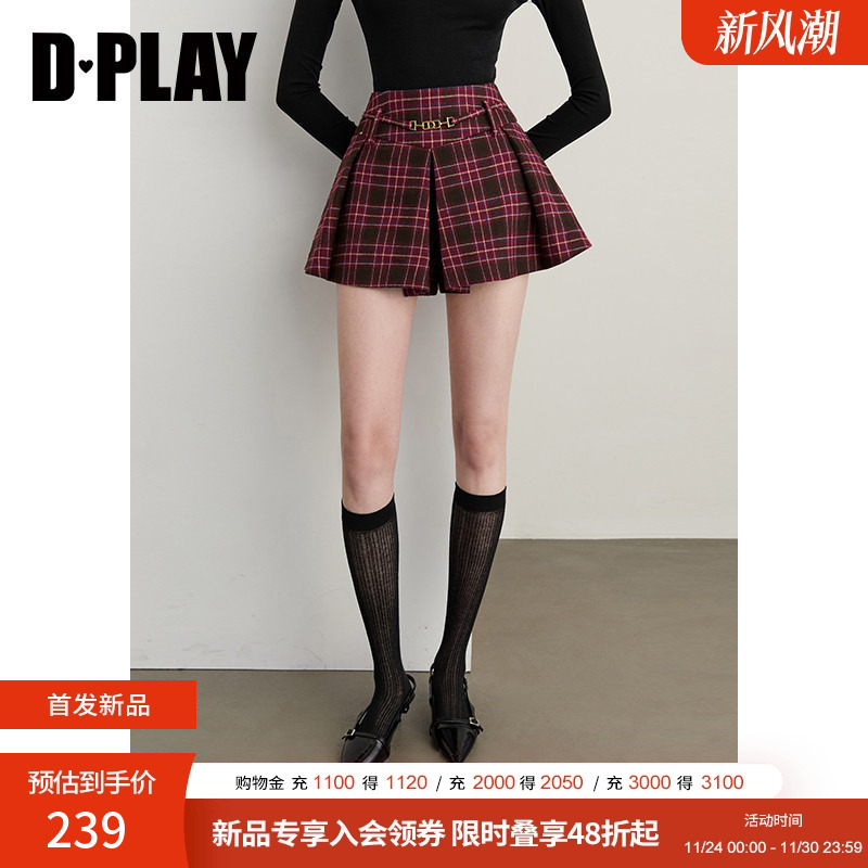 A字版型，腰部装饰金属链扣，压褶设计