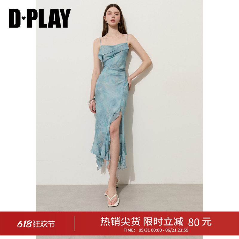 DPLAY蓝色印花可调节肩带收腰不对称开衩度假连衣裙2026夏季裙子