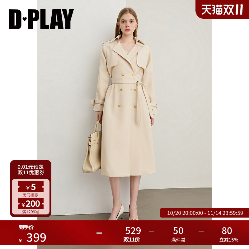 翻领,肩章+门襟双排金属扣设计,后中开衩