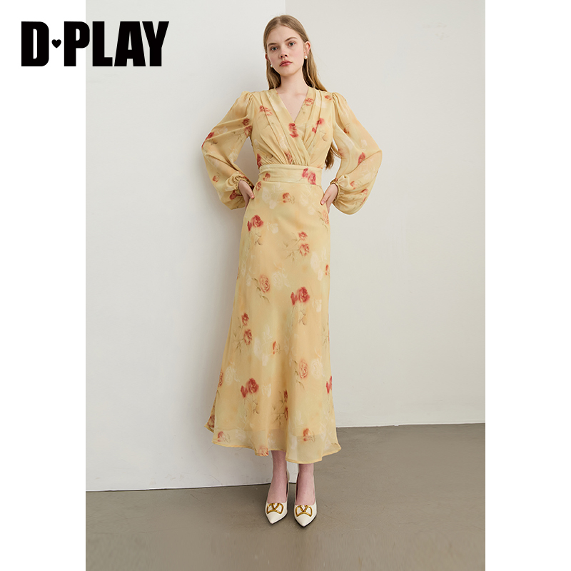 腰节、肩部抽褶,泡泡袖松紧袖口,雪纺面料