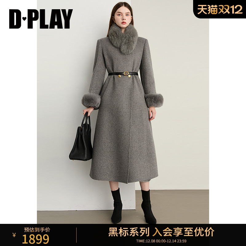 立领，可拆卸顺色毛袖垫，双排金属浮雕扣