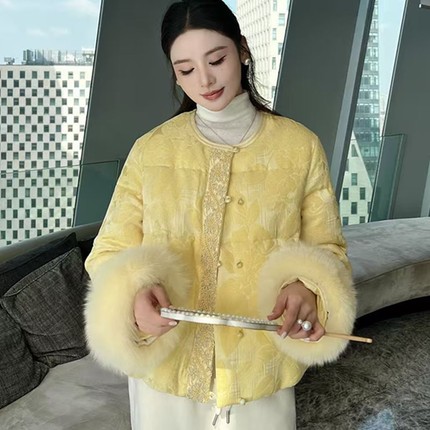 一露玛娜5775袖口狐狸毛新中式国风羽绒服提花领边绣花2025冬新款