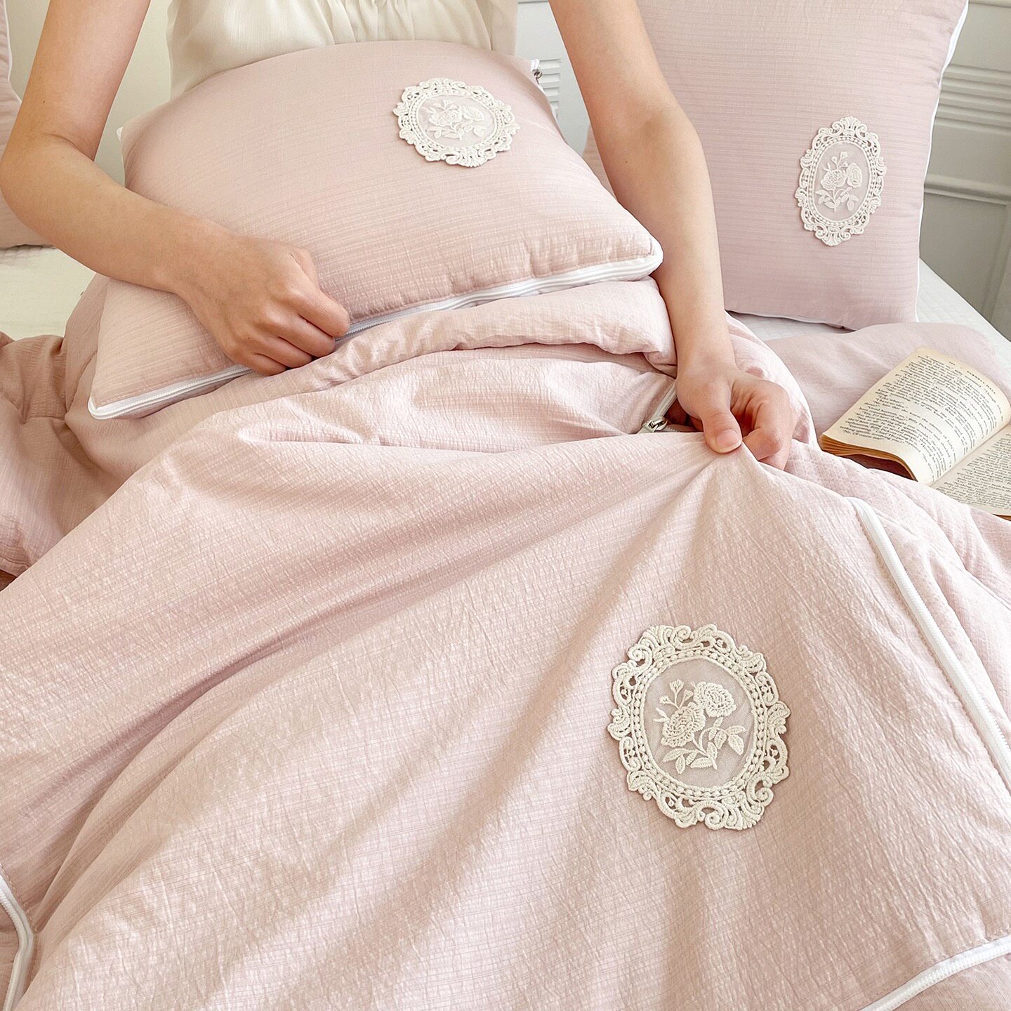 新款法式简约风二合一抱枕被车载靠垫办公室午睡便携两用枕头被