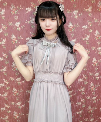 纯色露肩系带斗篷蕾丝裙摆珍珠链