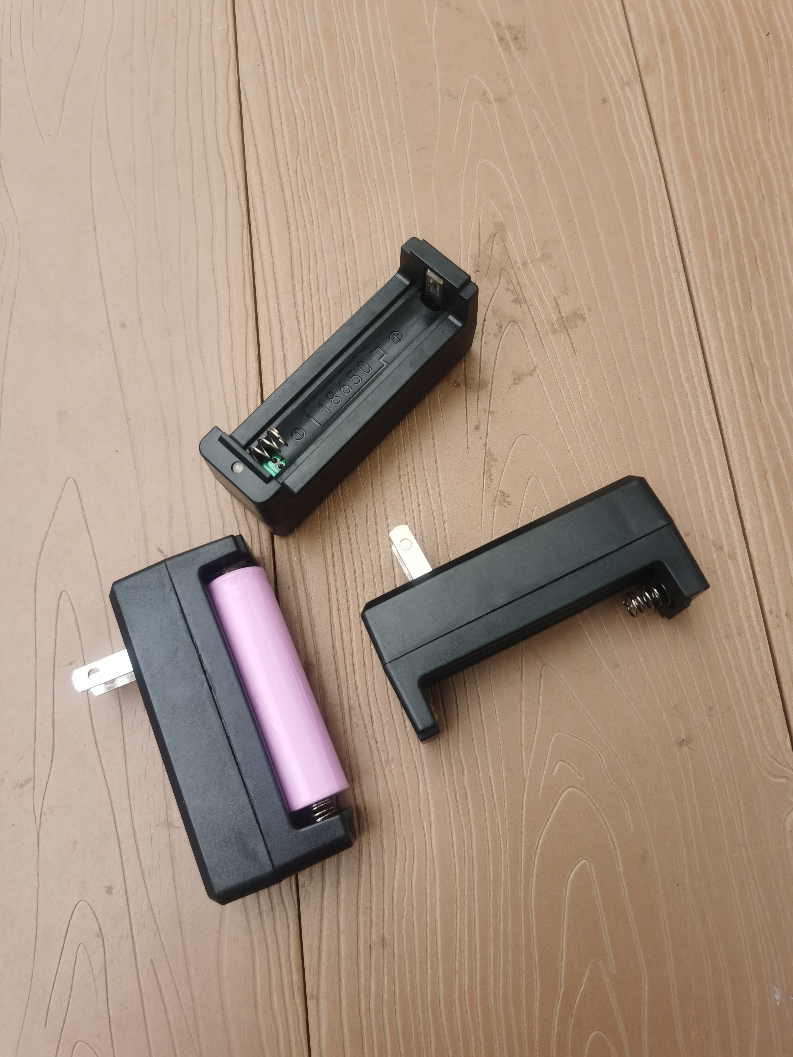 18650 26650锂电池充电器3.7V 4.2V强光手电筒理