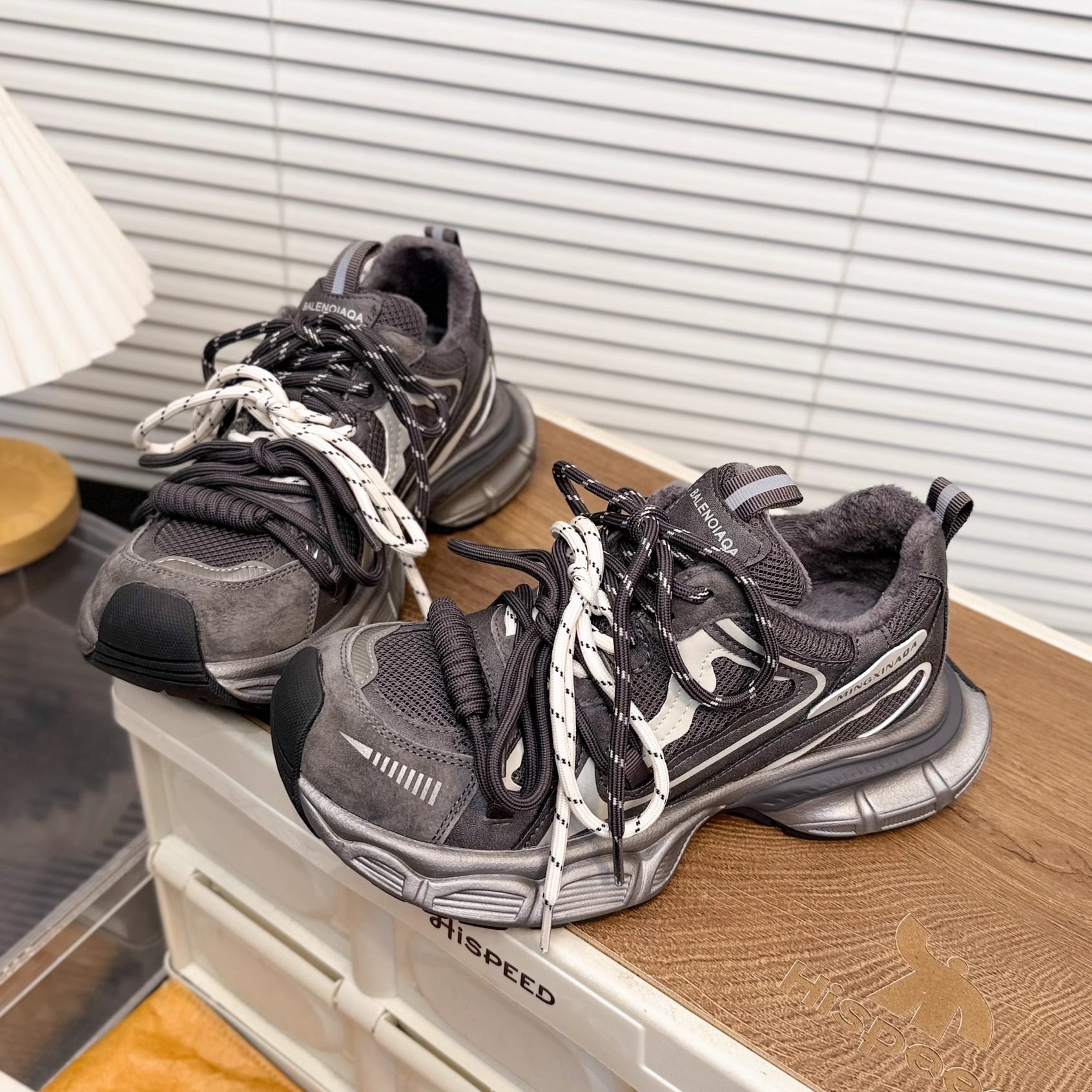 日本OFFCAT磨砂真皮加绒厚底老爹鞋女休闲双系带户外旅游登山鞋潮